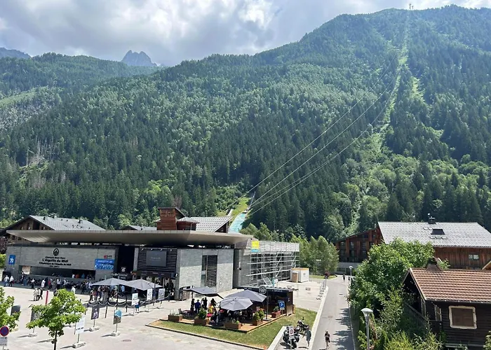 L'aiguille, Au Pied Des Télécabines *
